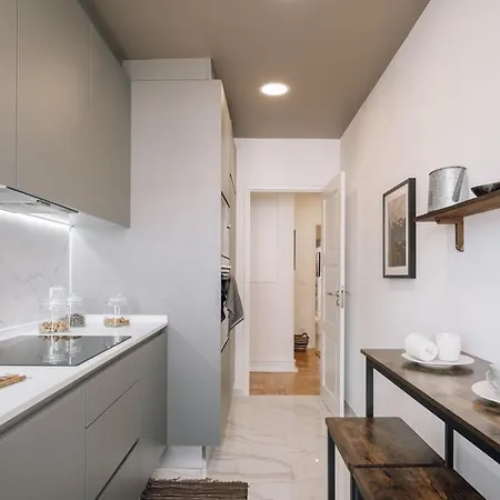 Meran - 3 Bedrooms And Terrace In Alvalade Apartment