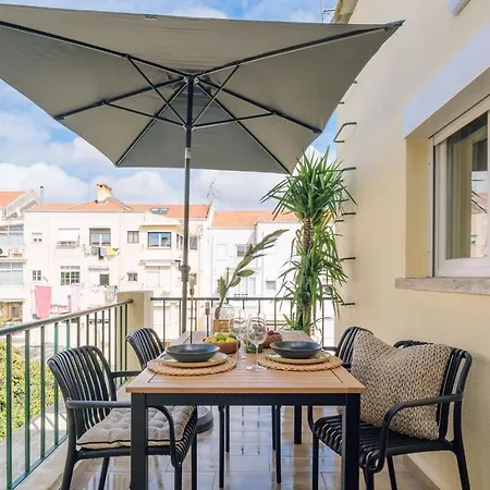 Meran - 3 Bedrooms And Terrace In Alvalade Apartment *